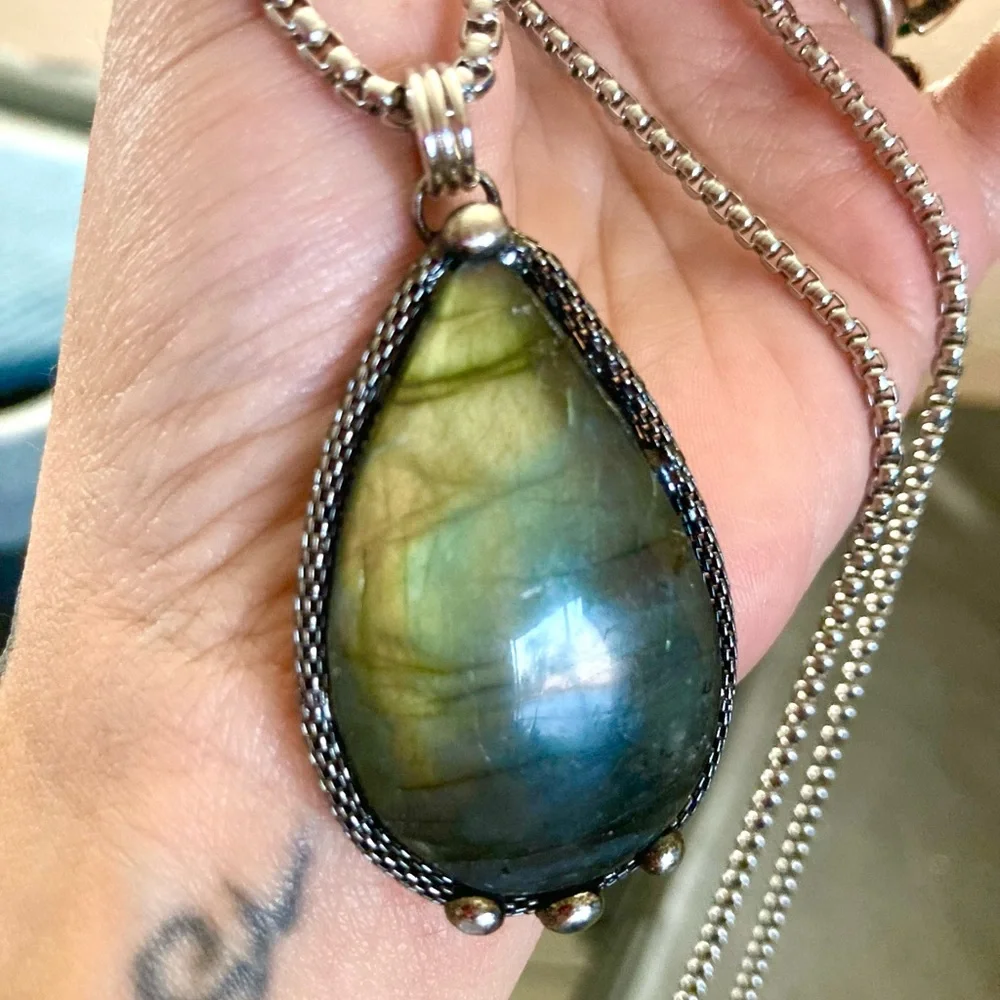Natural dark blue green iridescent flash labradorite gemstone boho moon necklace - Picture 5 of 14